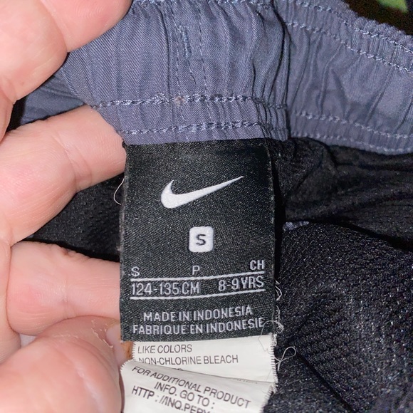 Boys Nike Swim Trunks Small S Youth Gray Grey Black 8-9 years - Picture 4 of 4